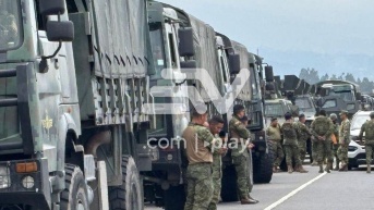Convoy militar que ingresará a Ibarra. (Paúl Romero/Ecuavisa)