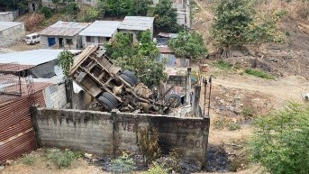 Una volqueta lleva cuatro días incrustada en una vivienda tras accidente de tránsito en Guayaquil. (Cortesía)