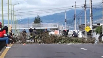 Manifestantes cierran las vías en Imbabura (Televistazo)