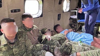 Personal de salud atiende a militares afectados durante las manifestaciones. (Cortesía de FF.AA.)