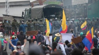 Manifestantes se enfrentan con la Policía de Ecuador durante una protesta este domingo, en Quito. (Foto: EFE)