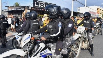 Un policía es buscado como sospechoso del asesinato de su suegro en Chone. (Archivo API)