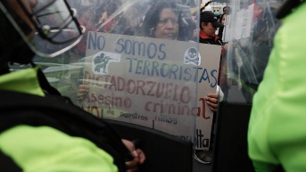 Integrantes de la Policía de Ecuador y manifestantes se enfrentan durante una movilización en Quito. (EFE)