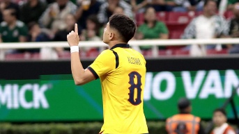 Jordy Alcívar celebra su gol con la selección de Ecuador ante México en partido amistoso (AFP)
