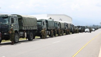 Quito, lunes 13 de octubre del 2025. El convoy militar en Tababela antes de su salida a Ibarra. (API)