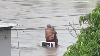 Adultos mayores fueron rescatados tras permanecer abrazados sobre el techo de su vivienda tras inundaciones en Veracruz, México. (Redes Sociales)