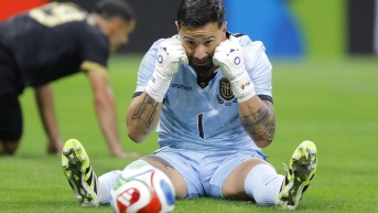 Hernán Galíndez reaccionó durante un partido amistoso entre la selección de México y Ecuador, en el Estadio Akron, en Guadalajara. (EFE)
