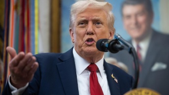 El presidente de Estados Unidos, Donald Trump, habla el Despacho Oval de la Casa Blanca en Washington, en una fotografía del 30 de septiembre de 2025. (EFE)