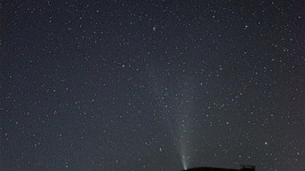 Foto de un telescopio con un cielo estrellado de fondo (Alin Corneliu)