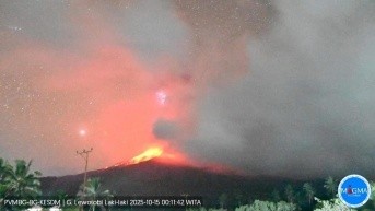 ISLA DE FLORES (Indonesia), 15/10/2025.- El volcán Lewotobi Laki-Laki de Indonesia, ubicado en la oriental isla de Flores, erupcionó en dos ocasiones este miércoles y arrojó ceniza a 10 kilómetros sobre su cráter, lo que llevó a las autoridades a decretar el máximo nivel de alerta. (Centro de Vulcanología y Mitigación de Riesgos Geológicos PVMBG / EFE)