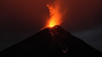 Expulsión de material incandescente. (Benjamín Bernard)