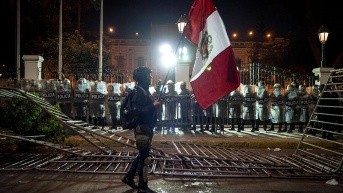 Una persona sostiene una bandera frente a integrantes de la Policía del Perú durante una manifestación en Lima (Perú), en una fotografía de archivo. (EFE)