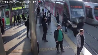 Guardia de seguridad salva a una mujer de ser atropellada por un tranvía. (Captura de video.)