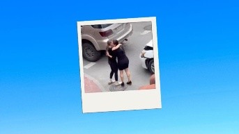 Las conductoras que sufrieron un siniestro de tránsito se dan un abrazo. (Captura)