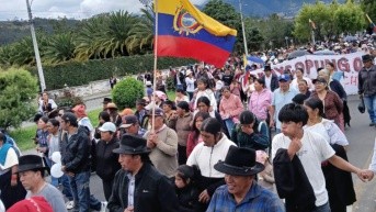 La marcha pacífica salió desde la comunidad de Chachimbiro, a la que pertenecía Guamán, y llegó hasta el parque de Los Dinosaurios (Cuenta X @ElenaDeQuito)