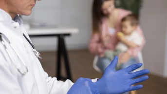 Madre joven con su niño pequeño en el pediatra para un examen físico. (Freepik)