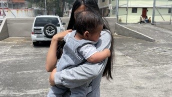 Imagen referencial de una madre adolescente. (Diego Bravo C. / Ecuavisa)