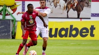 El delantero de Mushuc Runa, Cristian Penilla, disputa el balón contra el atacante de Vinotinto, Rafael Monti, por la primera fecha del cuadrangular del no descenso (API)