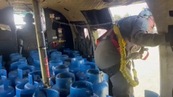 Militares abasteciendo de gas. (Ejército)