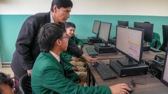 Imagen referencial de un maestro y sus alumnos en el Colegio Benito Juárez. (Flickr Ministerio de Educación)