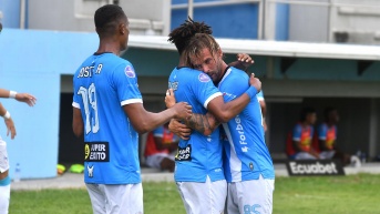 Jugadores del Manta FC celebran su victoria contra Técnico Universitario por la primera fecha del cuadrangular del no descenso de la LigaPro (API)