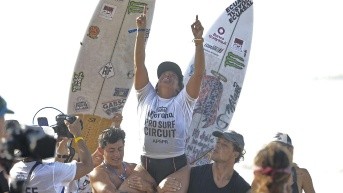 Dominic Barona de Ecuador celebra su victoria en la edición 39 del Corona Prosurf Circuit este domingo, en Isabela (Puerto Rico). (EFE)