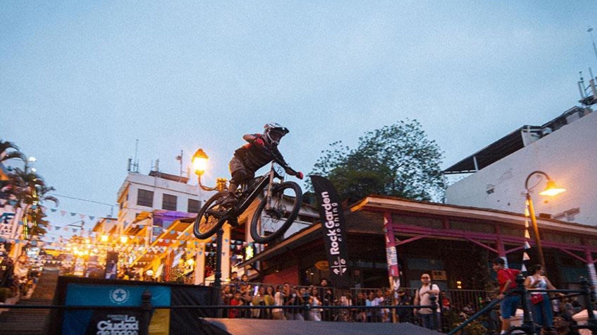 Uno de los ciclistas en los circuitos del Cerro Santa Ana. (GUAYAQUIL GOB)