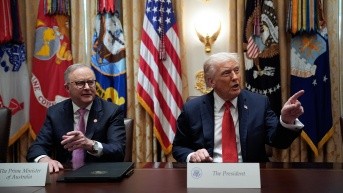 El presidente de EE.UU., Donald Trump (d), habla junto al primer ministro australiano, Anthony Albanese (i), en Washington, el 20 de octubre de 2025. (EFE)