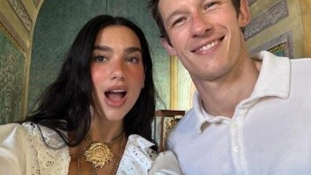Dua Lipa y Callum Turner hicieron público su compromiso en junio de 2025. (RRSS)