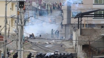 Quito, domingo 19 de octubre del 2025. Enfrentamientos en San Miguel del Común, parroquia de Calderón, norte de Quito. (API)