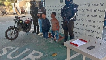 Los dos menores junto a los agentes de la Policía Nacional. (Cortesía de la Policía Nacional)