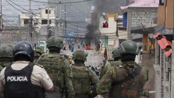 Quito, domingo 19 de octubre del 2025. Enfrentamientos entre manifestantes de San Miguel del Común, Calderón, con la fuerza pública. (API)