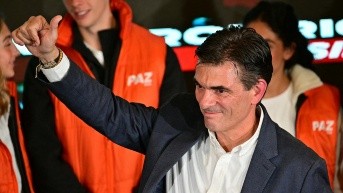 El candidato presidencial de Bolivia por el Partido Demócrata Cristiano (PDC), Rodrigo Paz, celebra tras los resultados de la segunda vuelta de las elecciones presidenciales en La Paz, el 19 de octubre de 2025. (Foto: AFP)