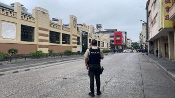 Imagen de un policía frente al Mercado Central de Guayaquil. (Vanessa Robles/Ecuavisa)