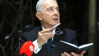 El expresidente de Colombia, Álvaro Uribe, habla en una rueda de prensa este martes, en Llano grande (Colombia). (EFE)