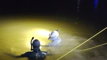 Los buzos durante el rescate de la víctima. (Cuerpo de Bomberos de Latacunga)