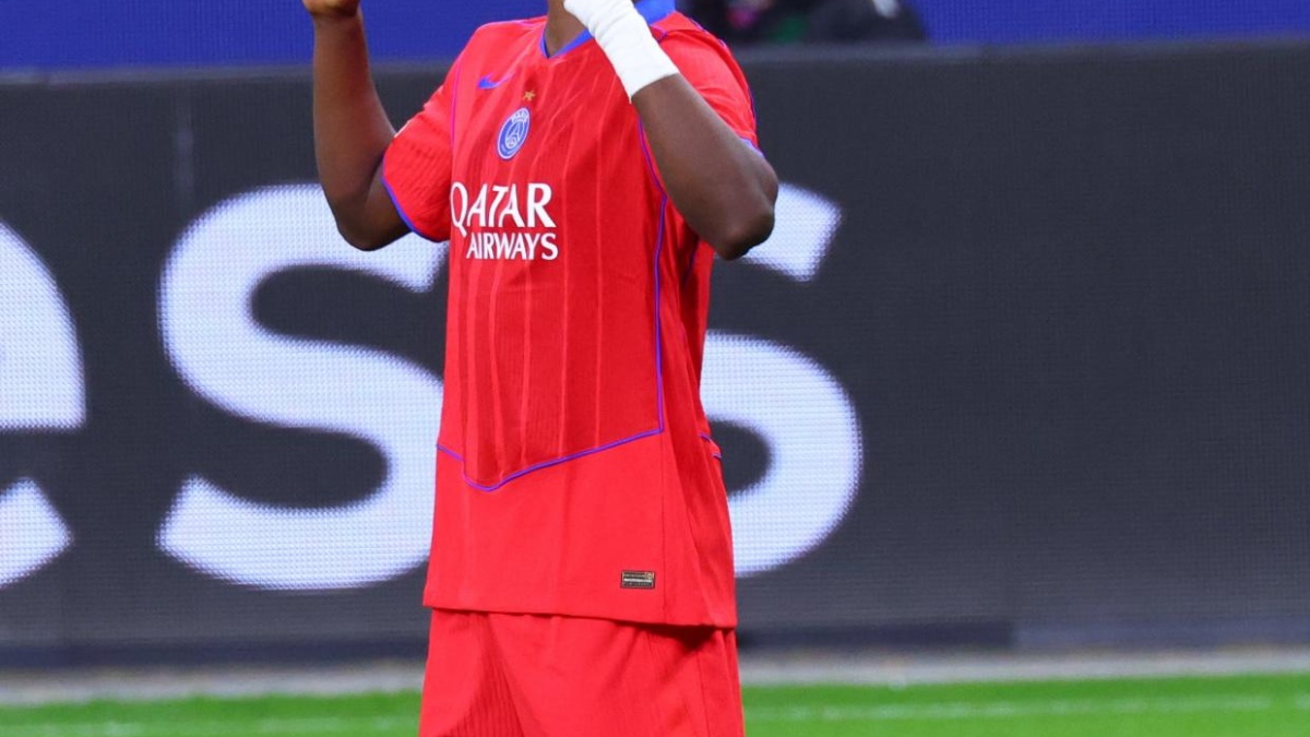 El defensa del PSG, Willian Pacho, celebra su gol contra el Bayer Leverkusen por la fecha tres de la Champions League (Foto: PSG)