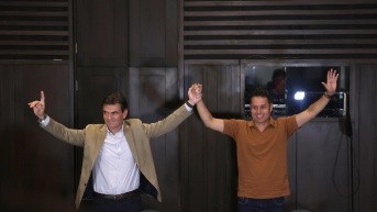 El candidato ganador de la segunda vuelta de las elecciones presidenciales, Rodrigo Paz (i), junto con su compañero de fórmula, Edman Lara. (LUIS GANDARILLAS / EFE)