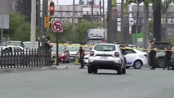 Imagen del auto abandonado en la avenida 25 de Julio, sur de Guayaquil, este martes 21 de octubre. (Televistazo)