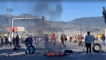 Manifestantes con llantas cierras las vías por el paro nacional. (Foto: Televistazo)