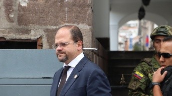 Quito, lunes 20 de octubre del 2025. John Reimberg en los exteriores del Palacio de Carondelet. (API)