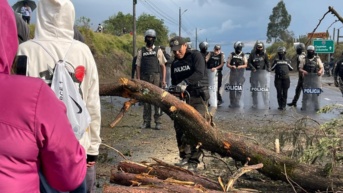 La Policía realiza labores de limpieza en la Panamericana Norte, en el sector de El Cajas, que permanecía cerrado por manifestantes en apoyo al paro convocado por la Conaie. (API)