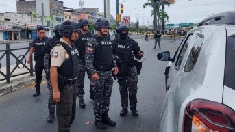 Agentes de seguridad verifican un coche abandonado en el sur de la ciudad luego de descartar peligro de bomba. (Policia Nacional)