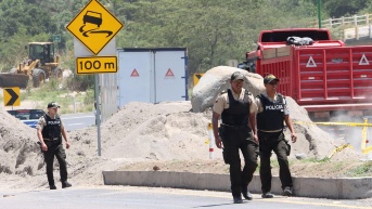 Cierres viales en Cayambe. (API)