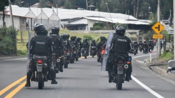 Policías despejan la vía Ibarra-Otavalo. (Policía Nacional)