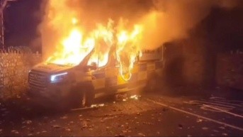 Una camioneta policial incendiada por manifestantes en Dublín. (RRSS)
