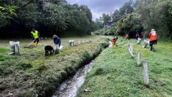En puntos críticos se instalan cercas de protección para evitar que la basura llegue al cauce. (Quito Informa)