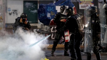 Policías se enfrentan con manifestantes durante una protesta contra el presidente de Ecuador, Daniel Noboa. (EFE)