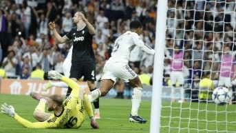 El centrocampista del Real Madrid Jude Bellingham (c) celebra tras marcar ante la Juventus, durante el partido de la tercera jornada de la Champions League (EFE)
