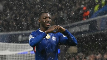 Moisés Caicedo celebra el gol que anotó con el Chelsea ante el Ajax. (AFP)